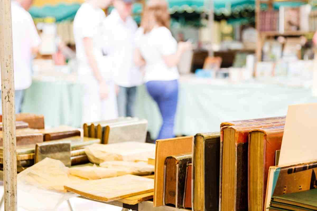 mercato dei libri sotto i portici di piazza Vittorio