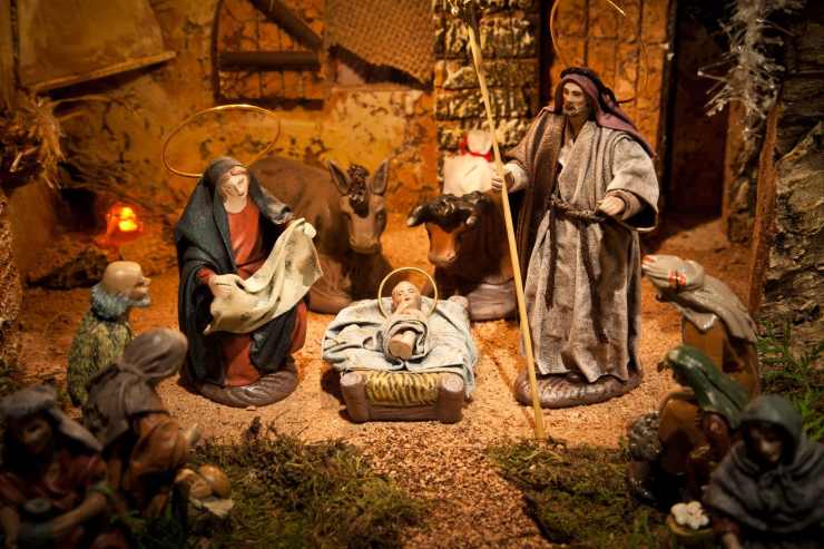 Fa pipì sul presepe: la reazione delle autorità e della comunità