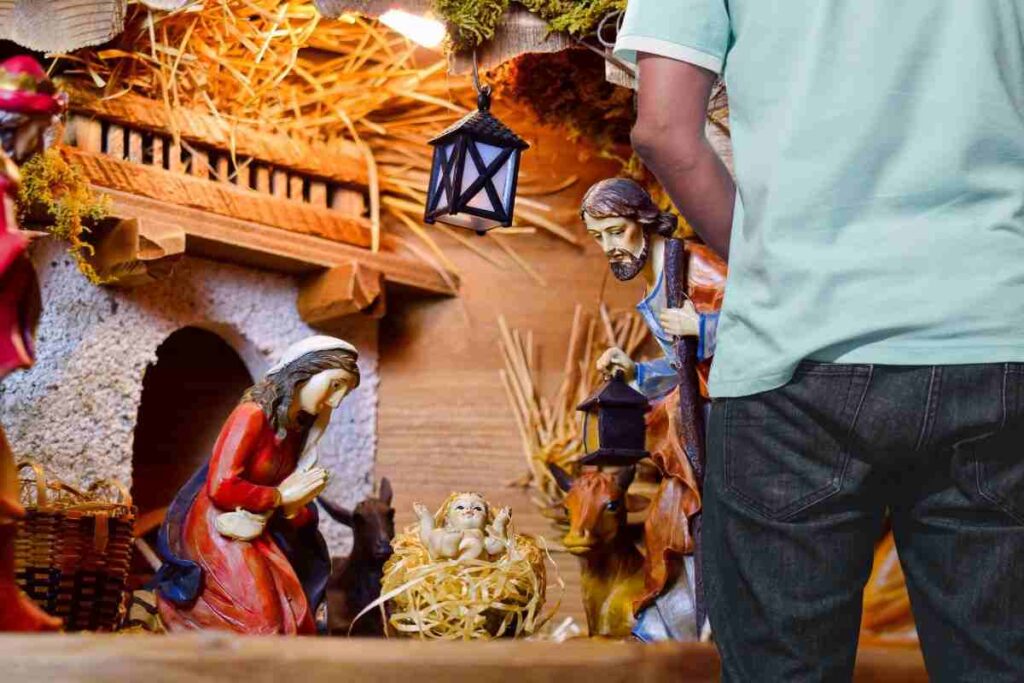 Fa pipì sul presepe: la reazione delle autorità e della comunità