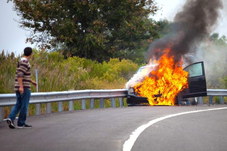 incendia l'auto della moglie e della suocera