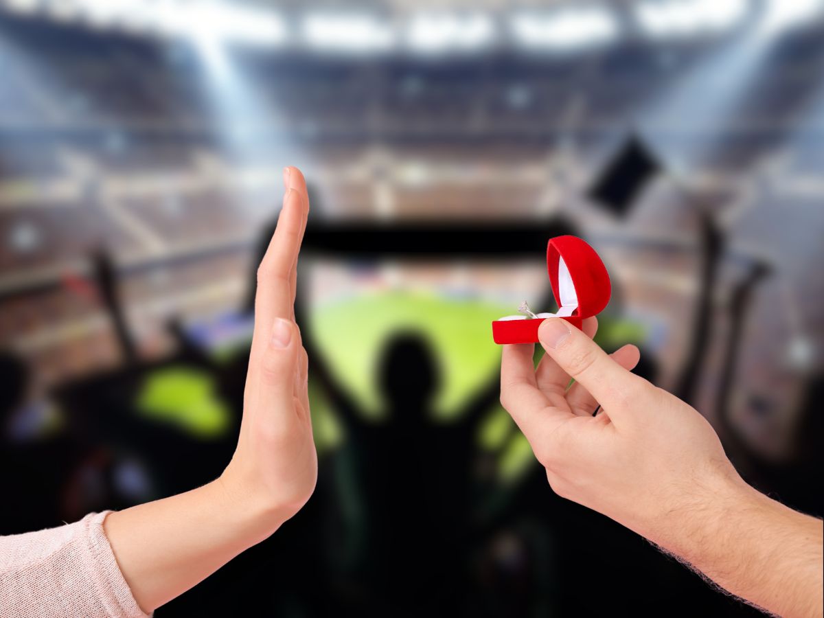 La porta allo stadio e le fa la proposta di matrimonio ma finisce a schiaffi, il video virale