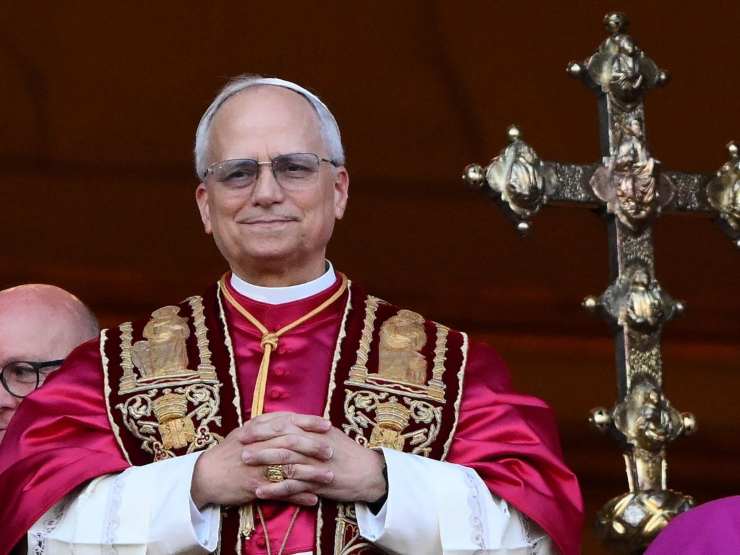 Leone XIV si presenta al mondo: l’eredità di Francesco e un messaggio di pace che sorprende tutti