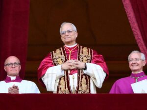 Leone XIV si presenta al mondo: l’eredità di Francesco e un messaggio di pace che sorprende tutti