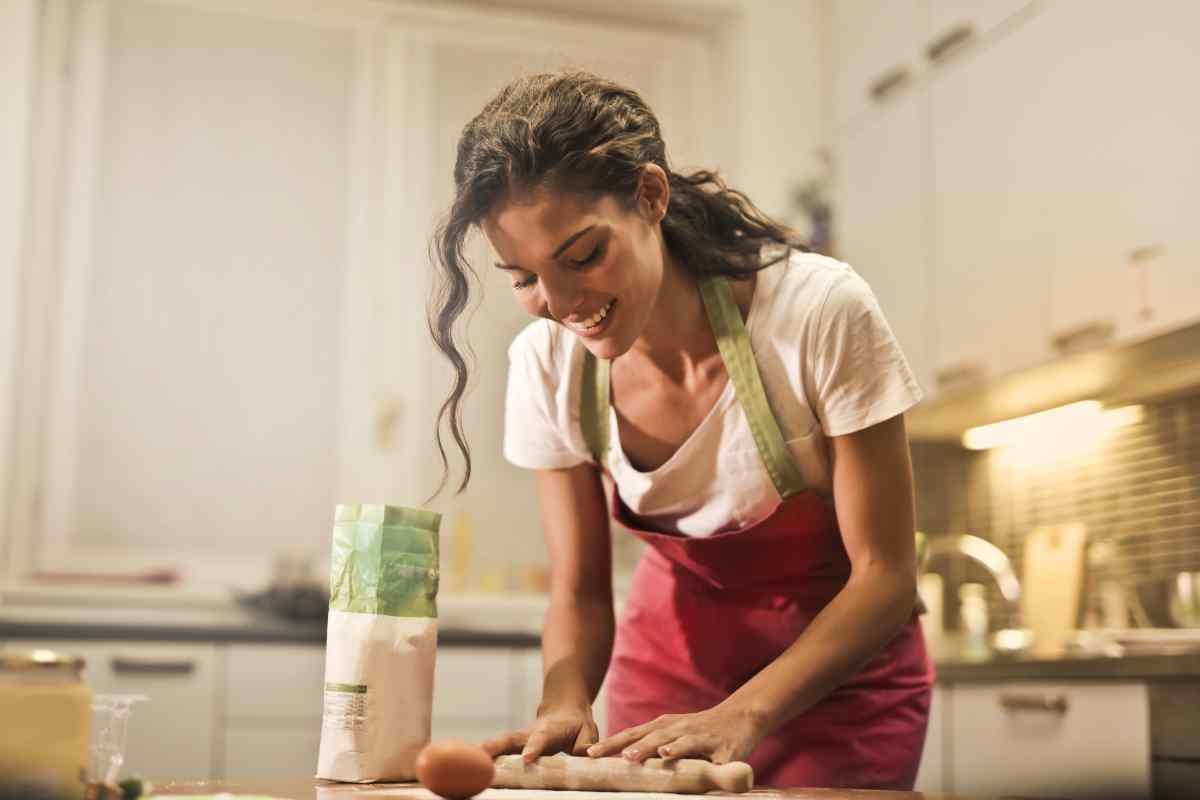 Donna che cucina