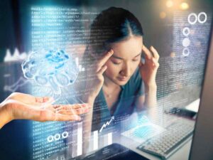 ragazza che pensa al pc e mano con cervello digitale