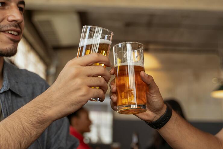 Brindare con bicchieri di birra