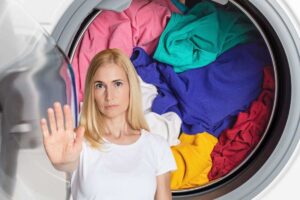 donna che dice stop e vestiti in lavatrice