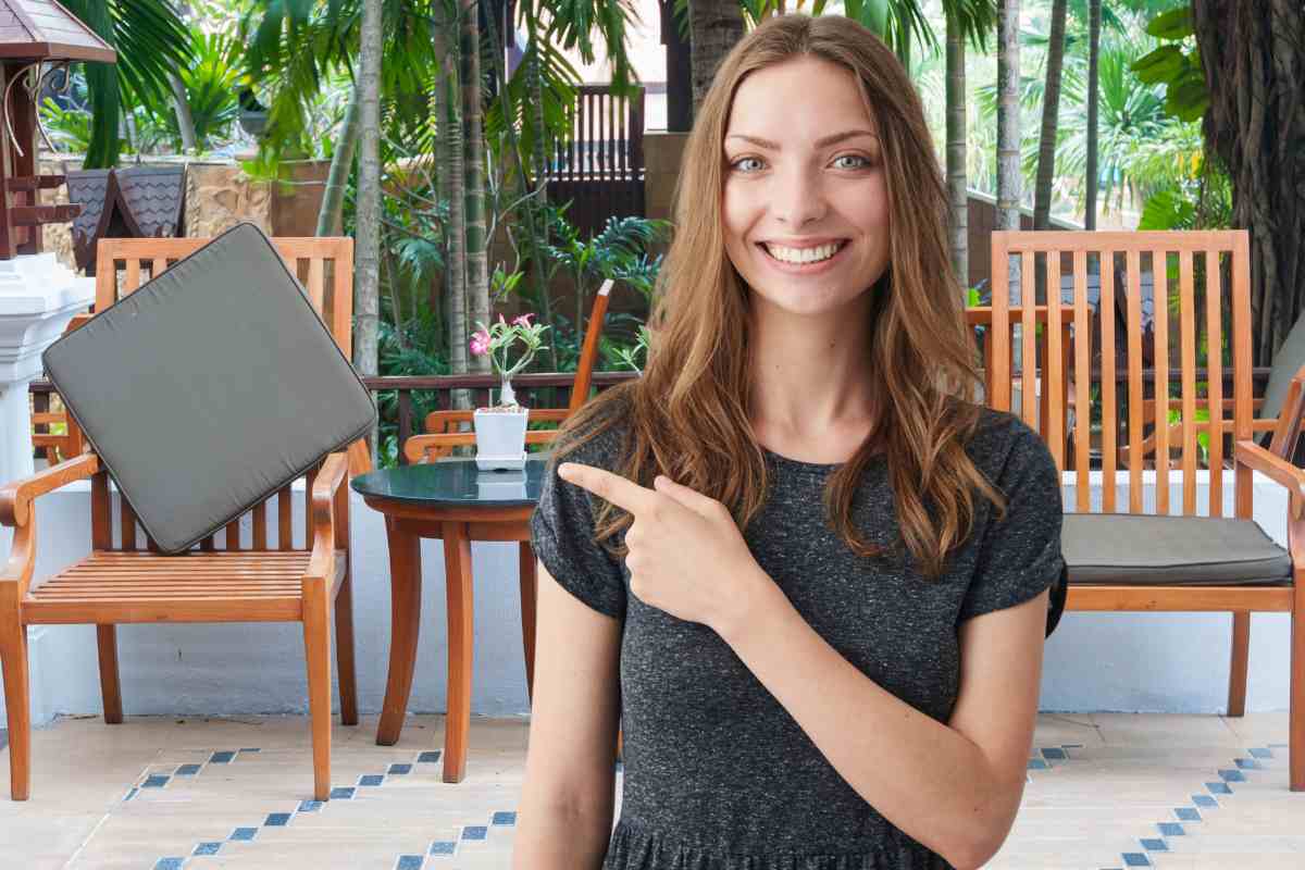 mobili da giardino in legno e donna che indica