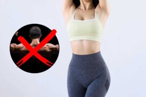 Donna con fisico tonico e uomo con muscoli