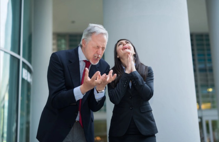 uomo e donna che si disperano
