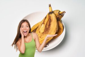 donna stupita e buccia di banana