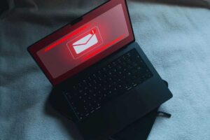 Computer che mostra una schermata inquietante