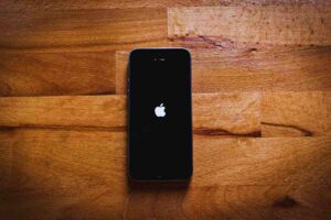 iphone poggiato su tavolo di legno