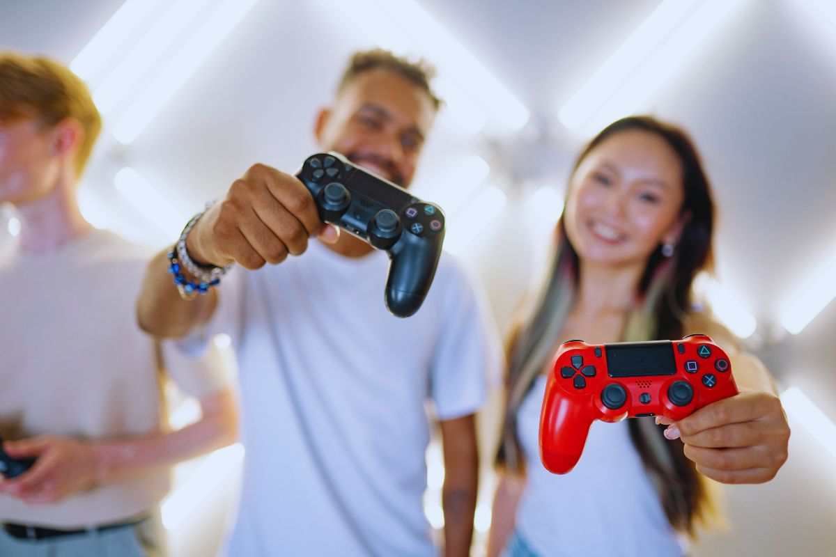Ragazzi con in mano dei pad Playstation