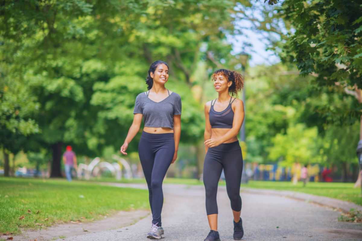 Ragazze che camminano in un parco