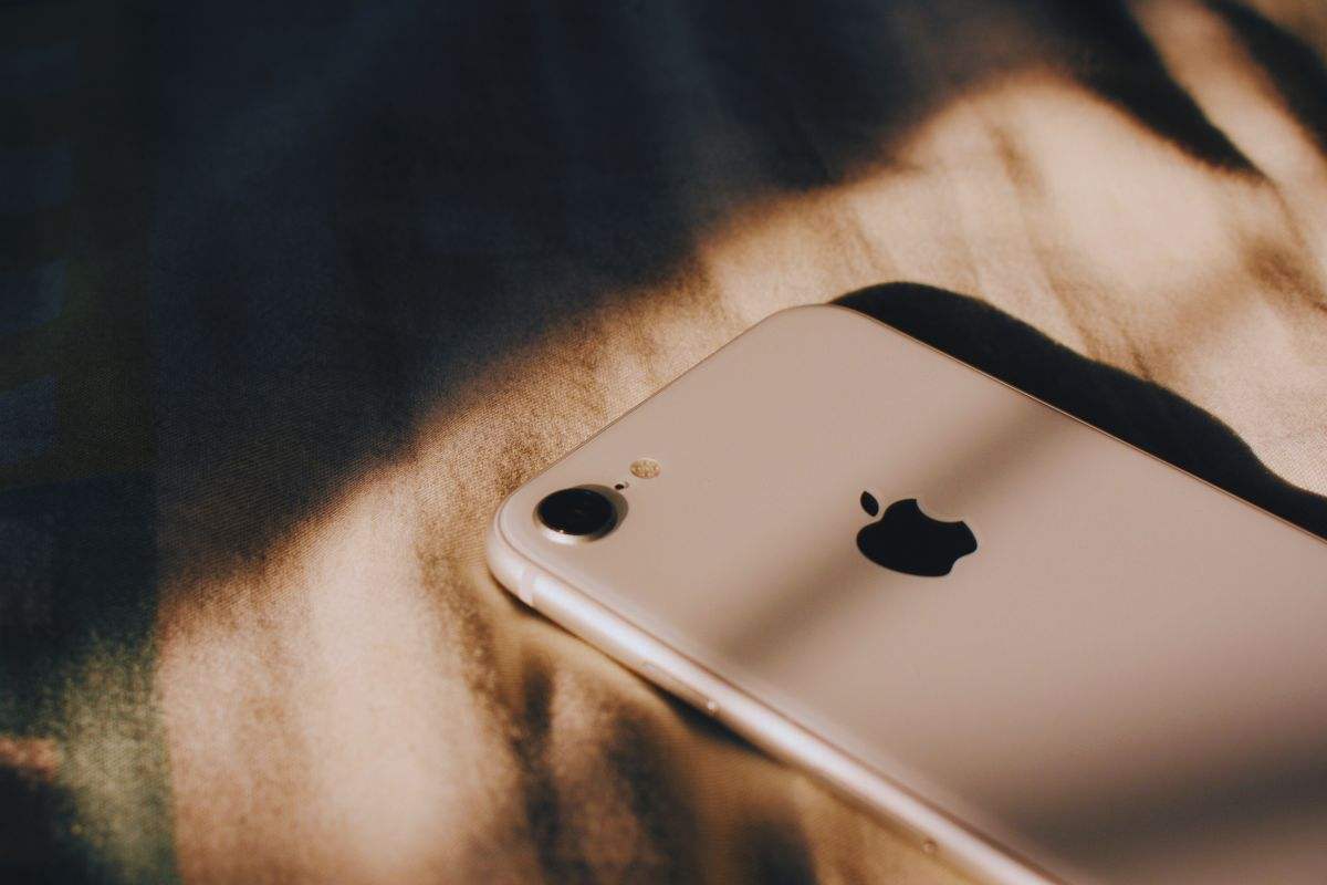 iPhone poggiato su letto