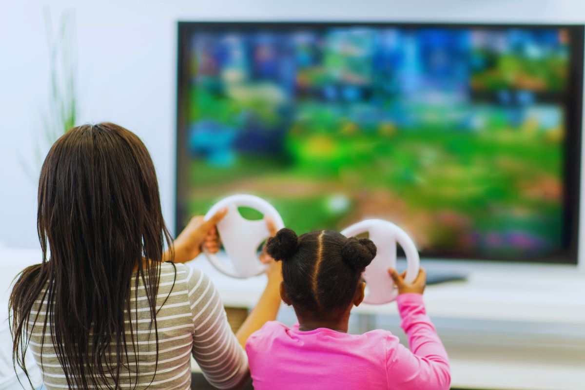 mamma e figlia che giocano ai videogame