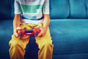 Bimbo con in mano un pad playstation
