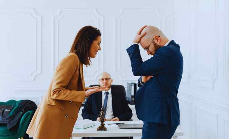 donna urla a un uomo dall'avvocato