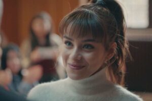ragazza sorride