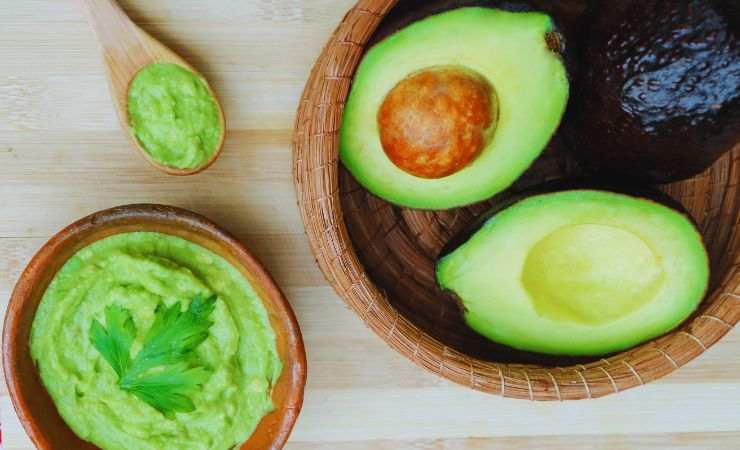 avocado in un piatto